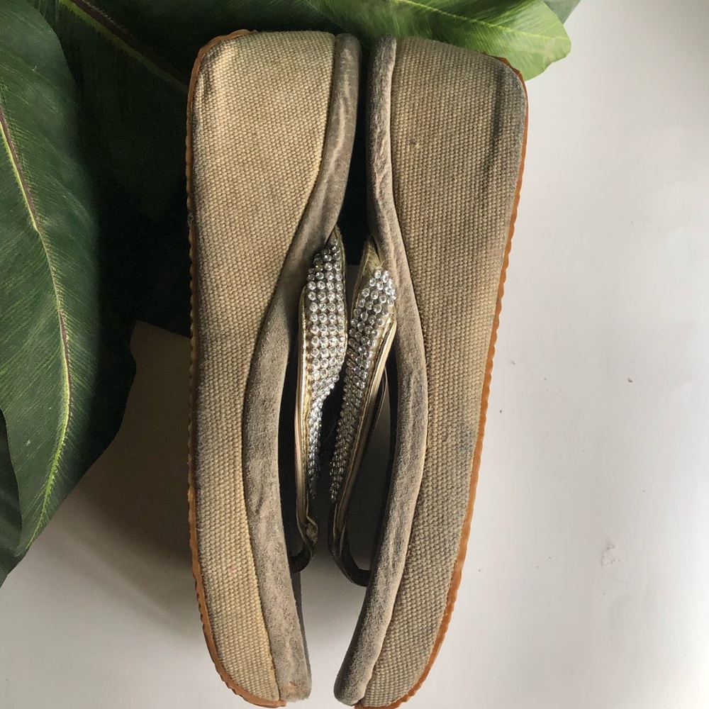 Volatile Wedge Split Toe Sandal - Picture 5 of 10